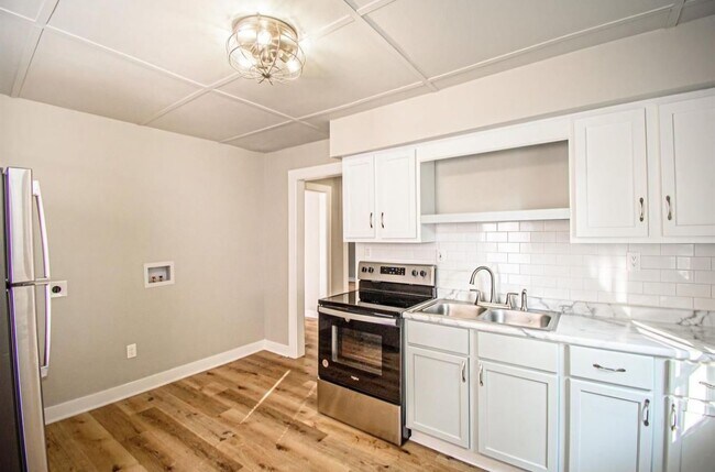 Building Photo - 2 bed 1 bath MOVE-IN READY & SO CUTE