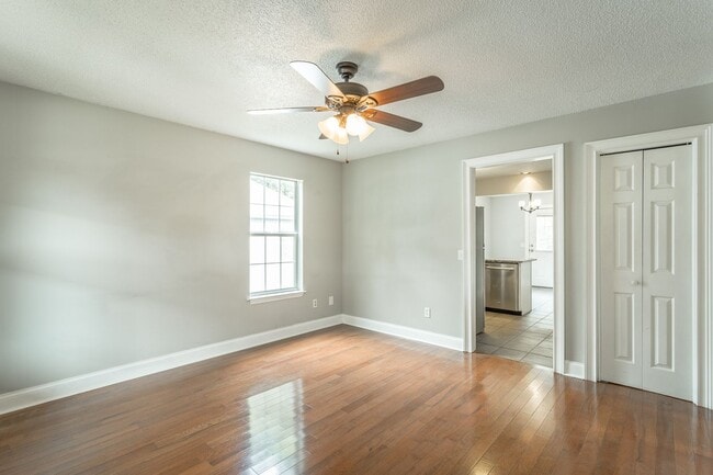 Building Photo - 3 bedroom, 2 bathroom home in the Southside!