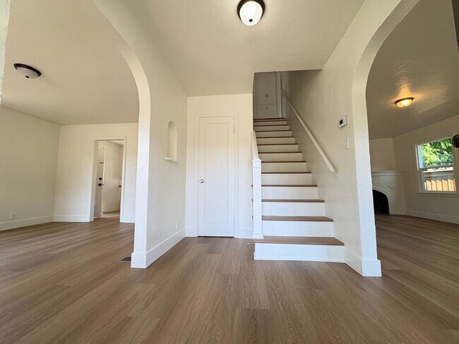 Building Photo - Charming Downton Lodi Home