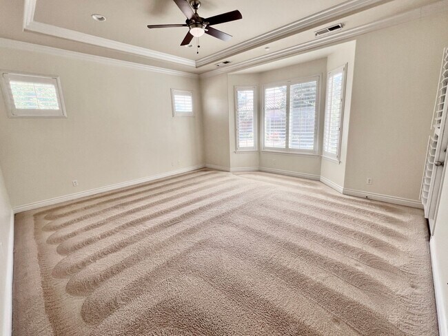 Building Photo - $2,695 Bullard & Hwy 99, 4 Bedroom With So...