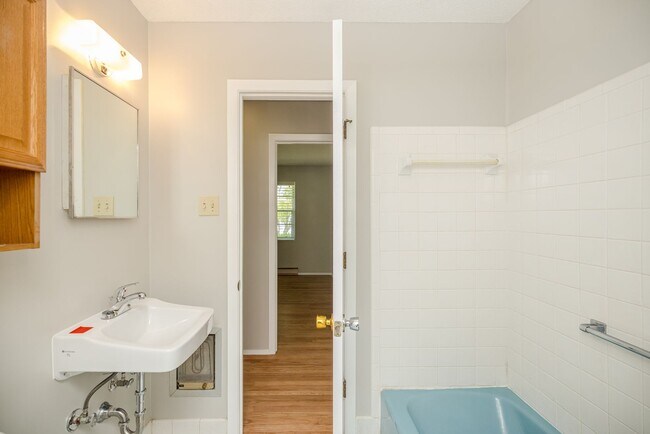 Building Photo - 240 Maywood Dr