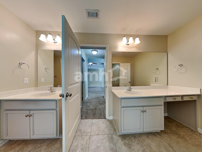 Building Photo - 122 Green Paddock Cir