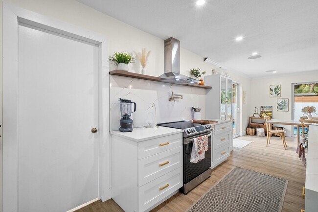 Building Photo - 2421 SW 29th Way