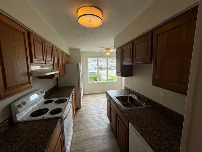 Building Photo - Beautiful townhome convenient to schools, ...