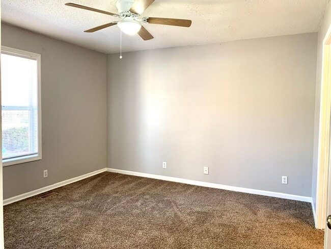 Building Photo - 411 Sideline Dr