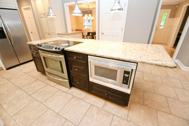 Building Photo - Penn Schools, executive home 4 bedroom 2.5...