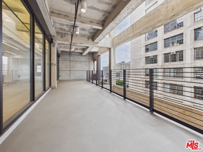 Building Photo - 808 S Broadway