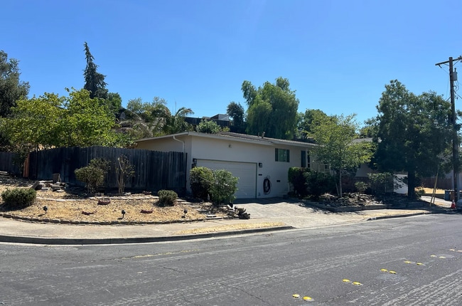 Building Photo - 632 Shaddick Dr