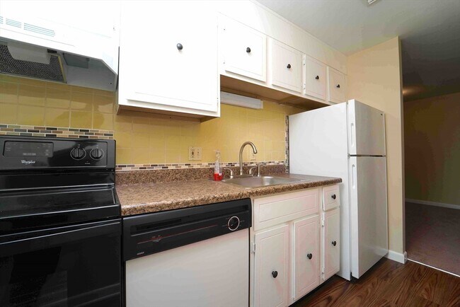 Building Photo - 176 Maple Ave