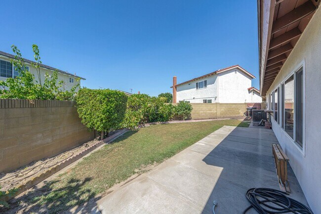 Building Photo - Spacious Single-Family Home with Yard!