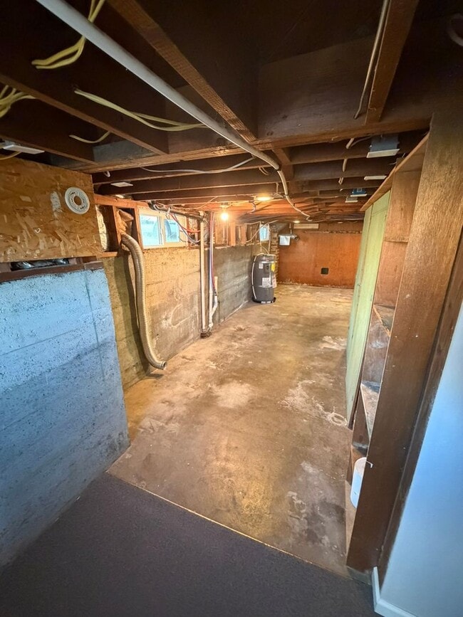 Building Photo - **MOVE IN SPECIAL!** Large 2 Bedroom with Bonus Space!