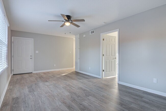 Building Photo - Newly Remodeled 1 Bedroom Condo in Prime Location! No Pets