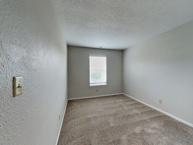 Building Photo - 4073 FairOaks Dr