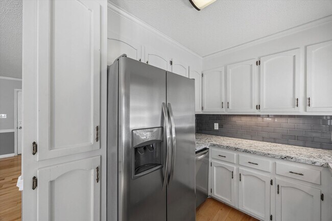 Building Photo - Updated and well maintained 3 bedroom, 2 b...