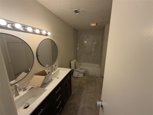 Building Photo - Large 3/2 with attached garage