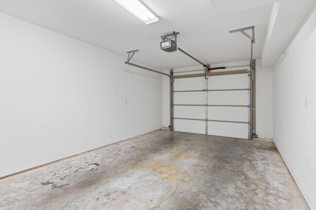 Building Photo - 1297 Hillcrest Pl