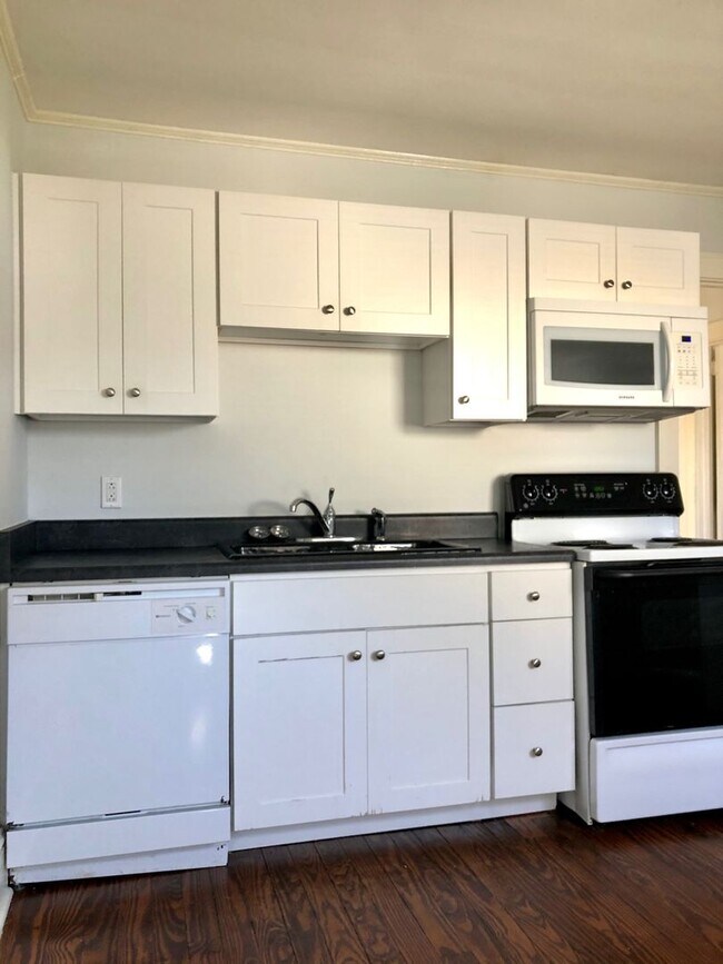 Building Photo - Adorable Bungalow with 2BR/1BA in Greer - desirable neighborhood in Greenville County - close to ...