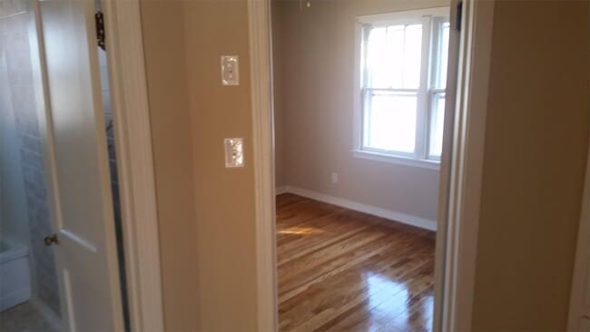 Building Photo - 1532 S Maple Ave