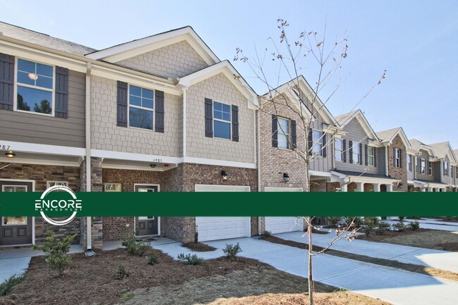 Building Photo - 3 Bed 2.5 Bath Townhome in Jonesboro! Gard...