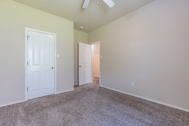Building Photo - 906 Ashbury Bluff