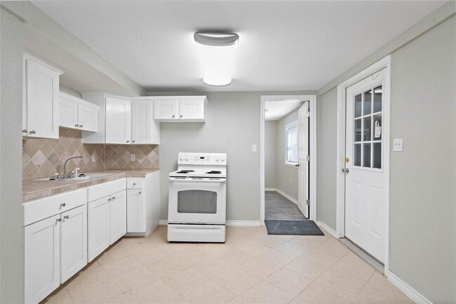 Building Photo - Lovely 2 Bedroom 2 Bath Duplex