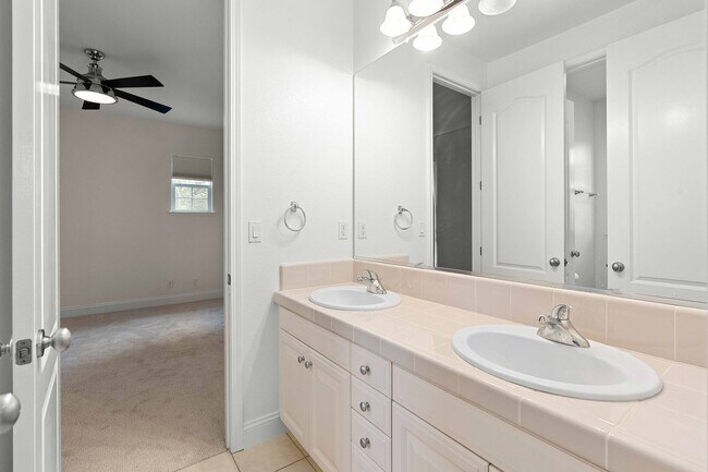 Building Photo - Spacious 3 Bedroom, 3 Bathroom Home with P...