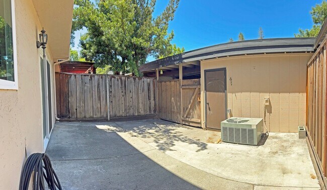 Building Photo - Beautifully Updated 3 Bedroom, 2.5 Bathroom Townhome!