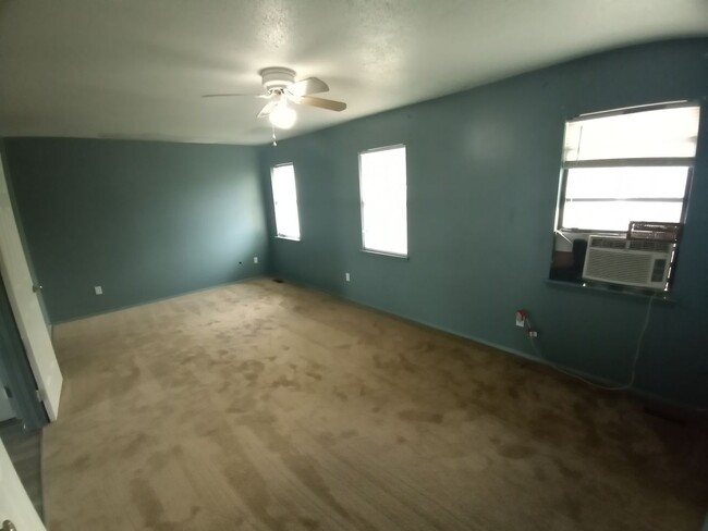 Building Photo - 3 bedroom, 2.5 bath single family home in ...