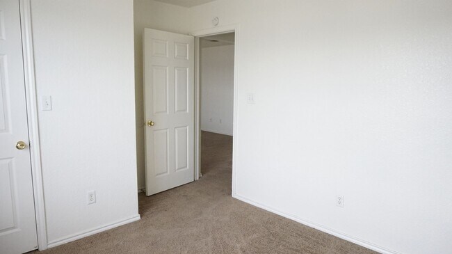 Building Photo - 3301 Hereford Ln