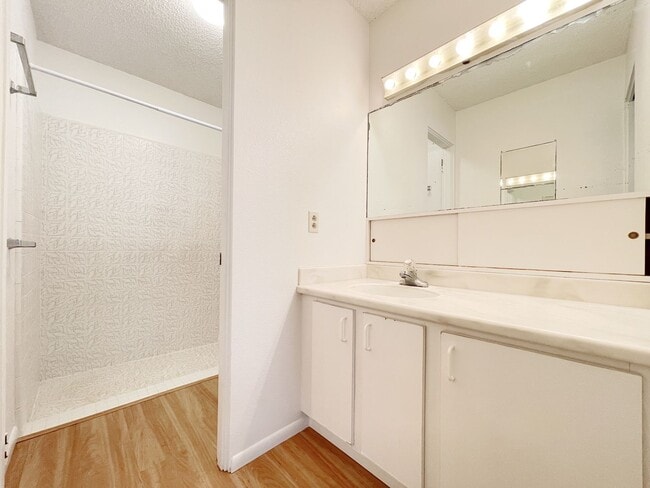 Building Photo - 4/2 Pet Friendly Spacious Beachside Kailua...