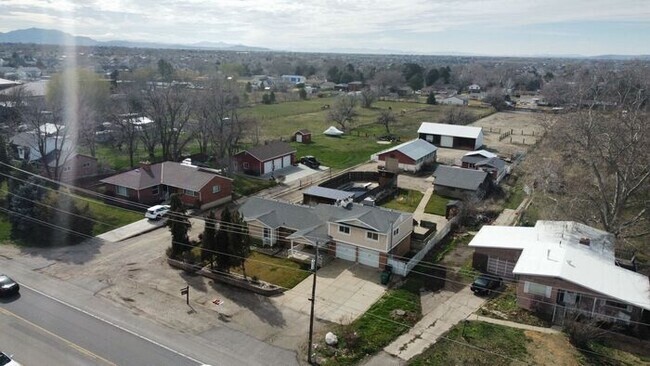 Building Photo - 3 bdrm 3 bath Home 2 car Garage 1.8 Acres Horse property. All Utilities included.