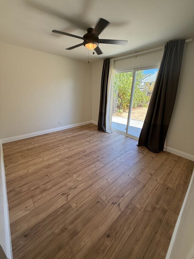 Building Photo - Beautifully Upgraded 4 Bed/2 Bath Single-L...