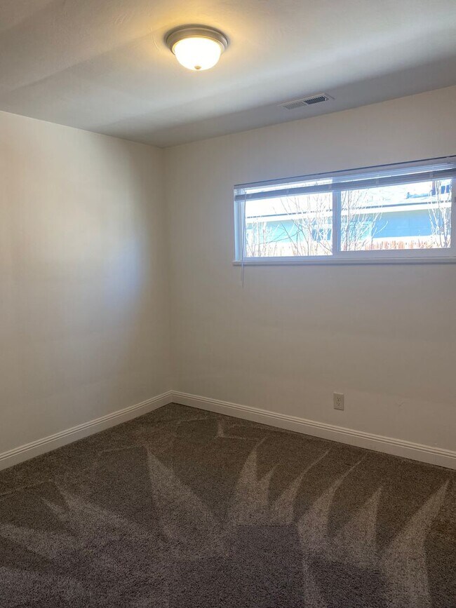 Building Photo - Sweet 4 bd, 2 bath, 2+car garage near MidTown