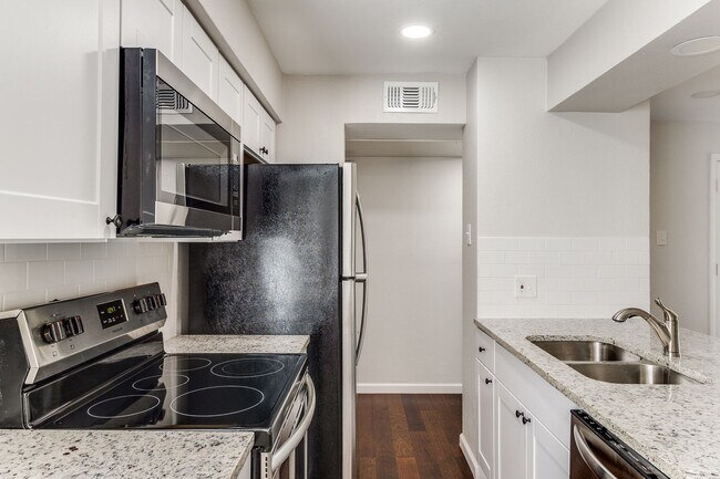 Building Photo - Creekside Condominumums