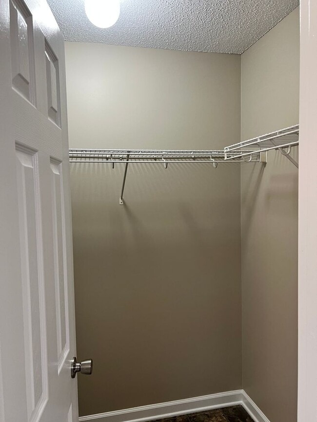 Building Photo - Three Bedroom in Oak Grove