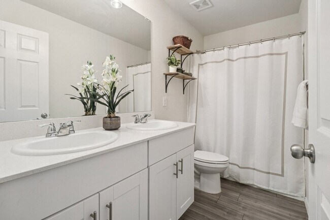 Building Photo - 475 Grenada Lk Dr