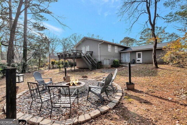 Building Photo - 2480 Powers Ferry Dr SE