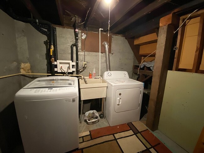 Building Photo - Lovely Cully Home with Bonus Loft, Basemen...