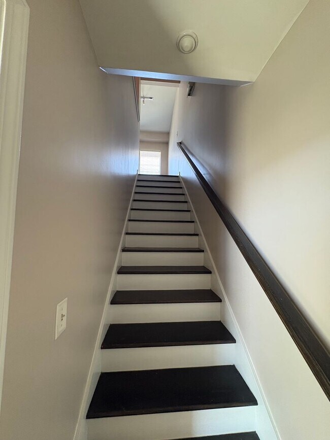 Building Photo - Beautiful 1 bedroom Modern Townhome