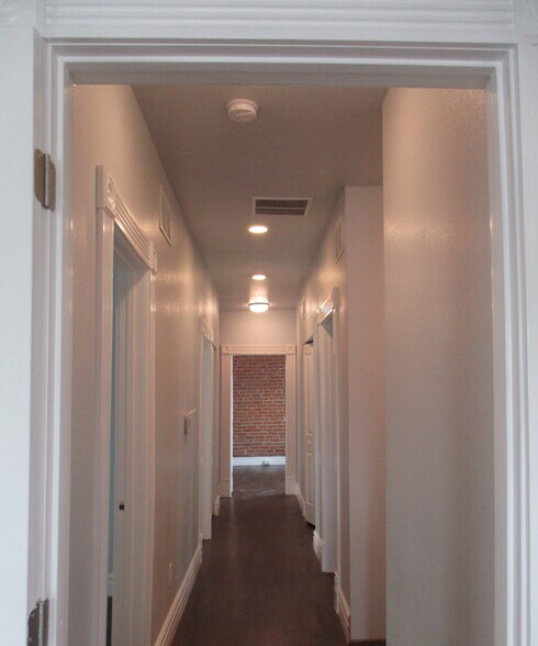 Building Photo - 615 W 11th St