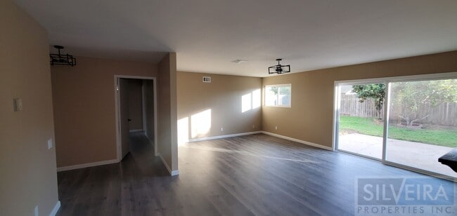 Building Photo - Three Bedroom Home In Santa Maria! Month to Month Tenancy