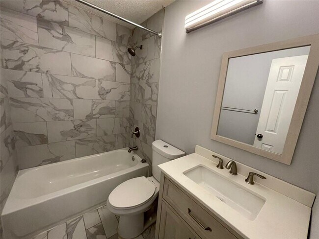 Building Photo - 1020 Country Ct