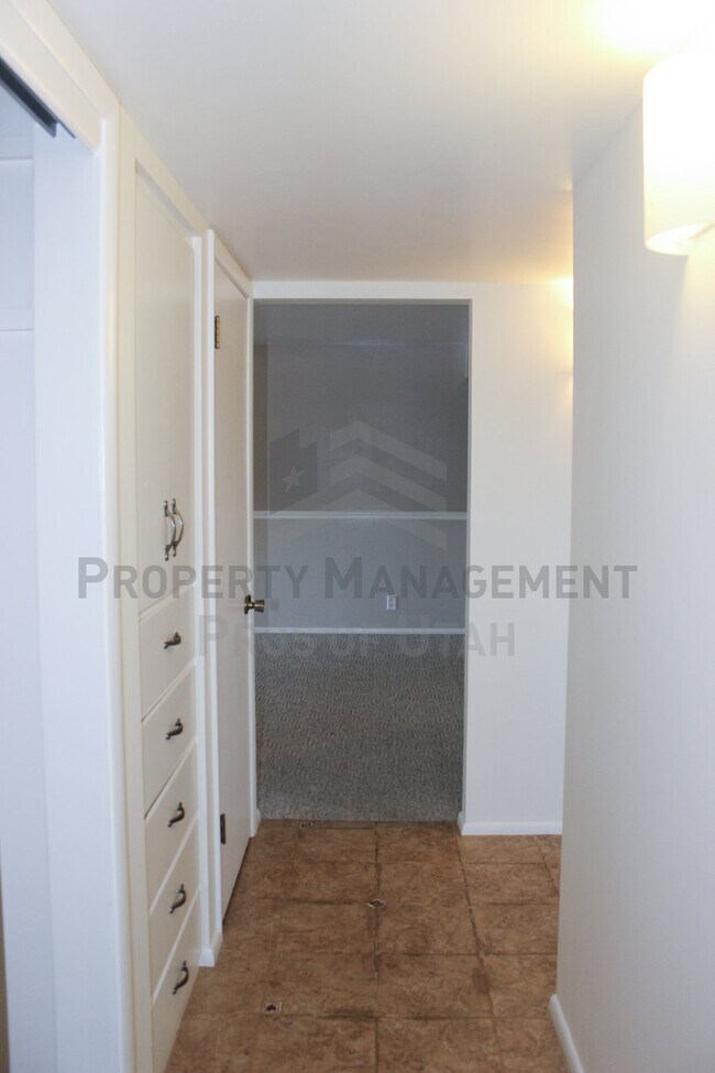 Spacious 2 Bed 1 Bath 1376 Sq Ft Condo in 2352 Chateau Dr Roy UT