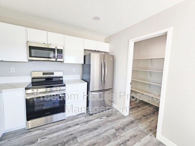 Building Photo - 561 Valiant Ave