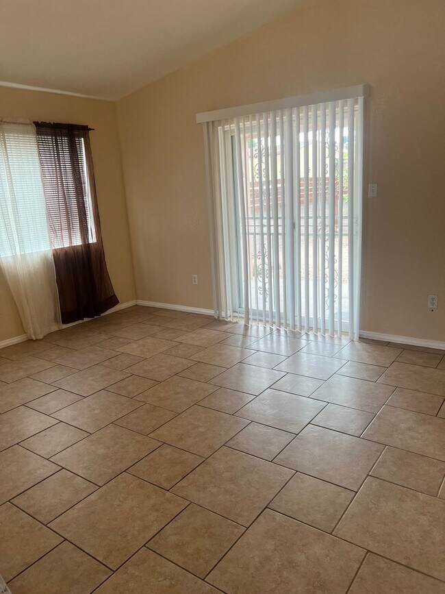 Building Photo - Spacious 4 Bedroom Home Ready for Immediat...