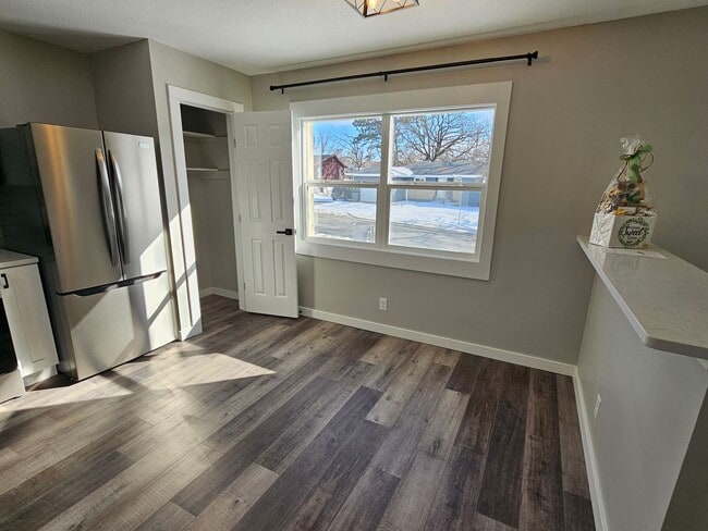 Building Photo - Like new large 2 bedroom apt coming available!