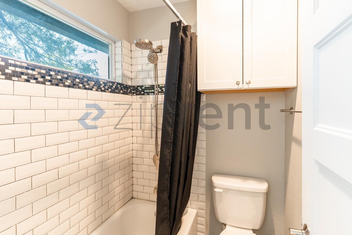 Building Photo - Unit B