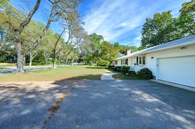 Building Photo - 557 Maple Rd