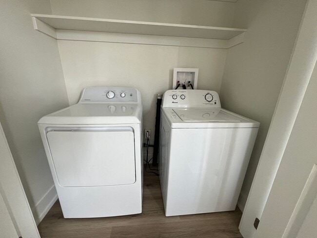 Building Photo - 821 Collins St