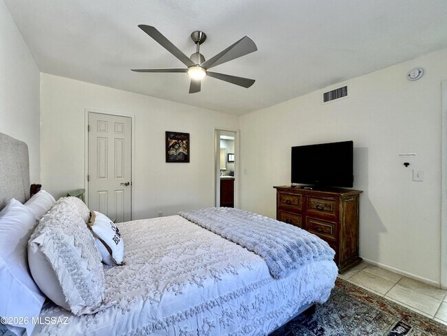 Building Photo - 5051 N Sabino Canyon Rd